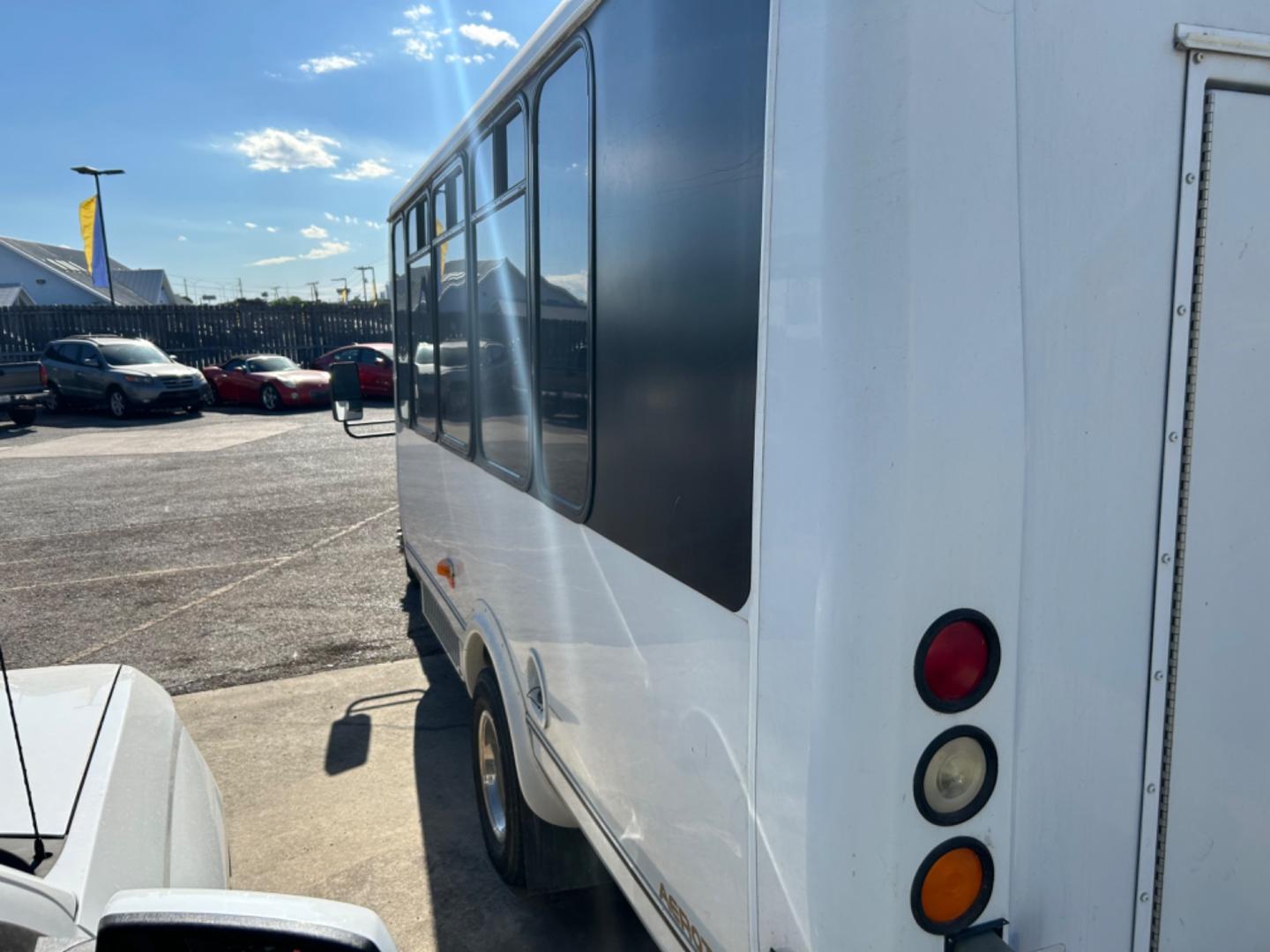 2007 Ford Econoline (1FDXE45S27D) , located at 1687 Business 35 S, New Braunfels, TX, 78130, (830) 625-7159, 29.655487, -98.051491 - Photo#1